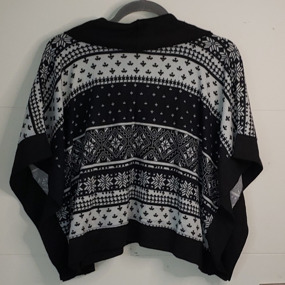 Almost Famous Slouchy Turtle Neck Cropped Poncho - Picture 2 of 5